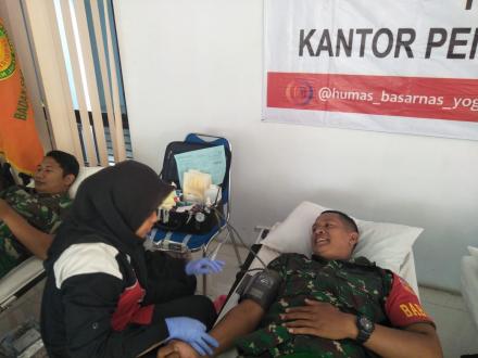 Babinsa Bhabinkamtibmas Argodadi Ikuti Donor Darah